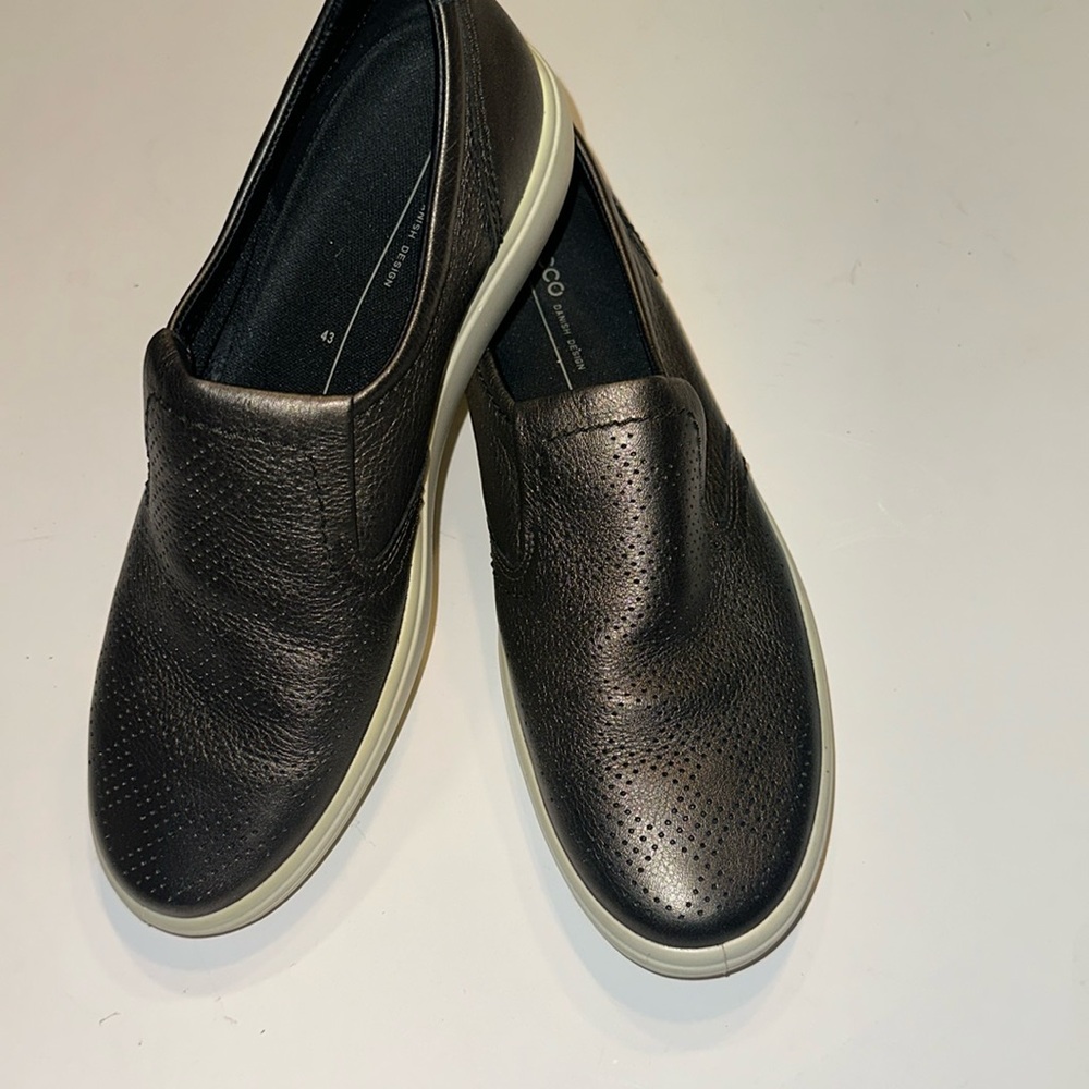 Ecco Women’s Soft Pared Back Slip on sneakers